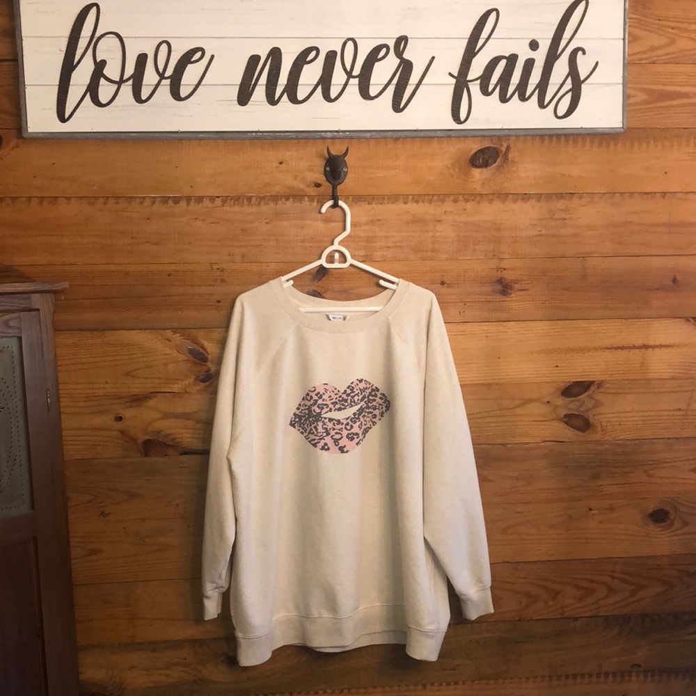 Women’s sweatshirt with animal print lips. XXL